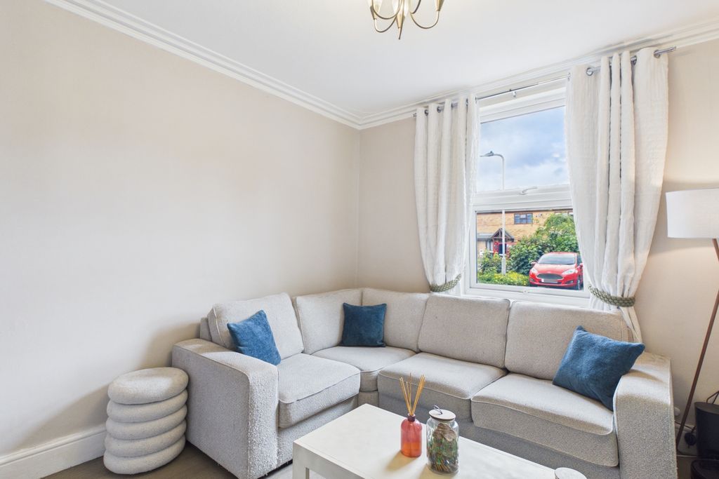 Property photo 2 of 18 Cosy Up On A Chilly Evening In This Living Room
