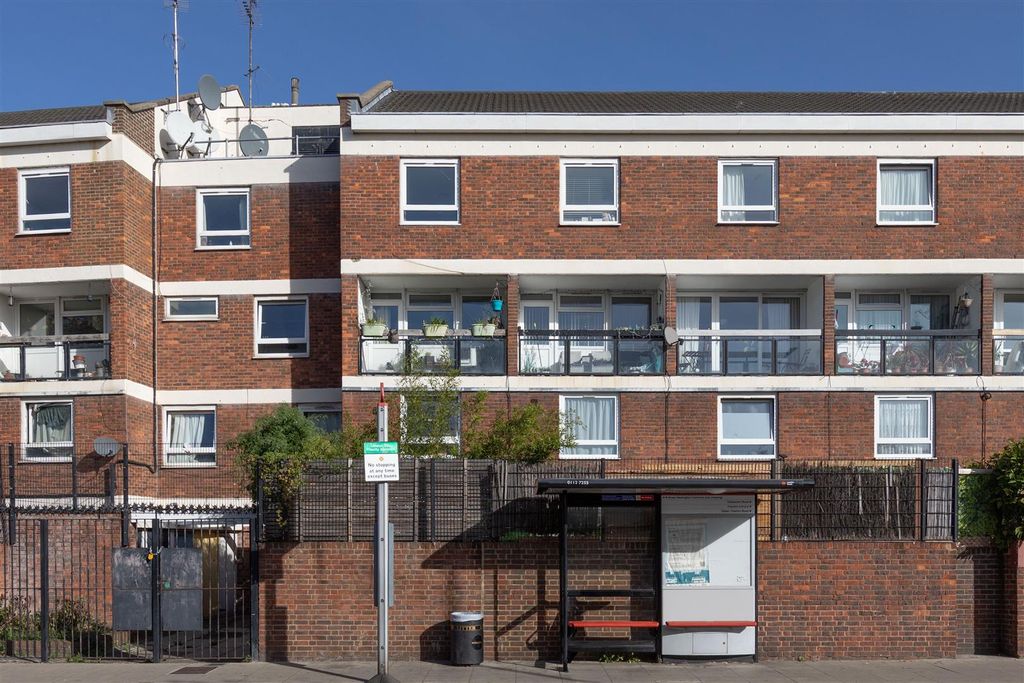Property photo 1 of 22 Briggeford Close, E5
