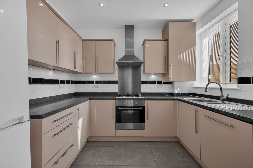 Property photo 2 of 11 Kitchen