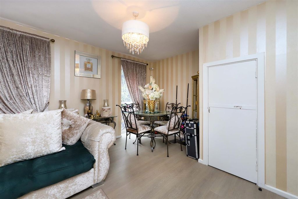 Property photo 3 of 11 Living/Dining Room