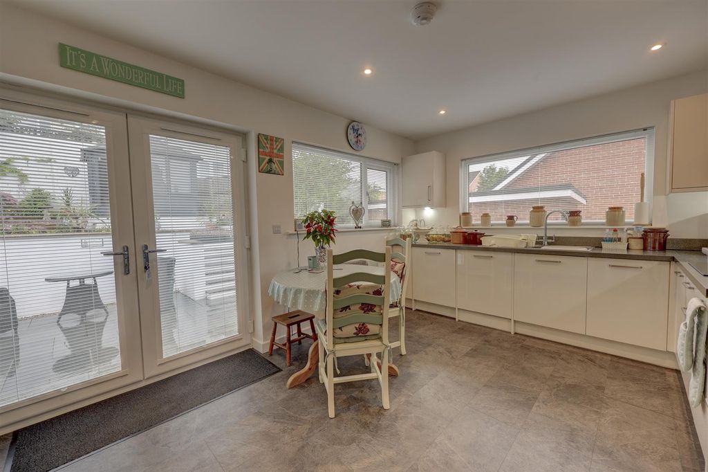 Property photo 3 of 27 Kitchen