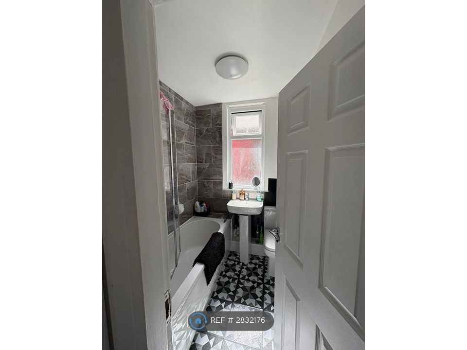 Property photo 3 of 9 Bathroom