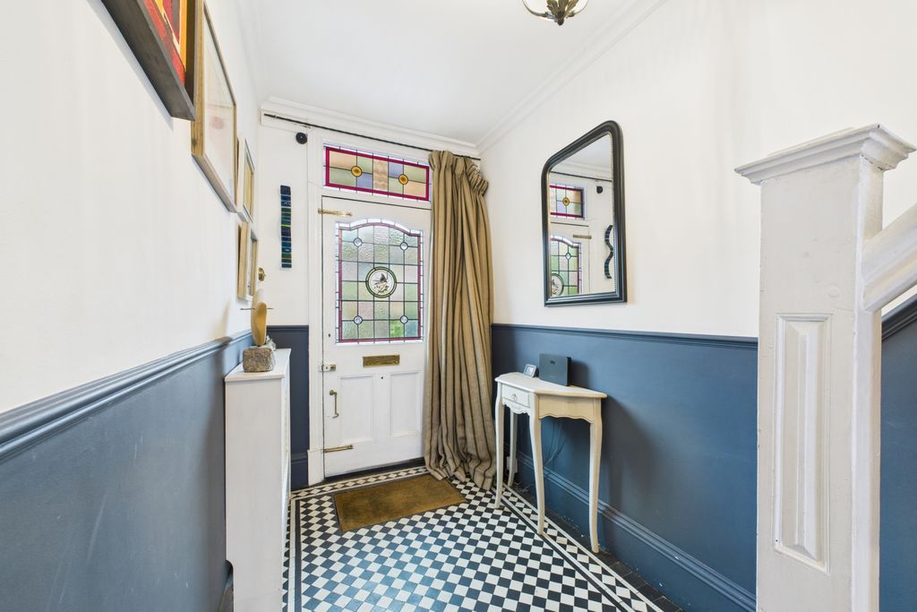 Property photo 3 of 31 Entrance Hall