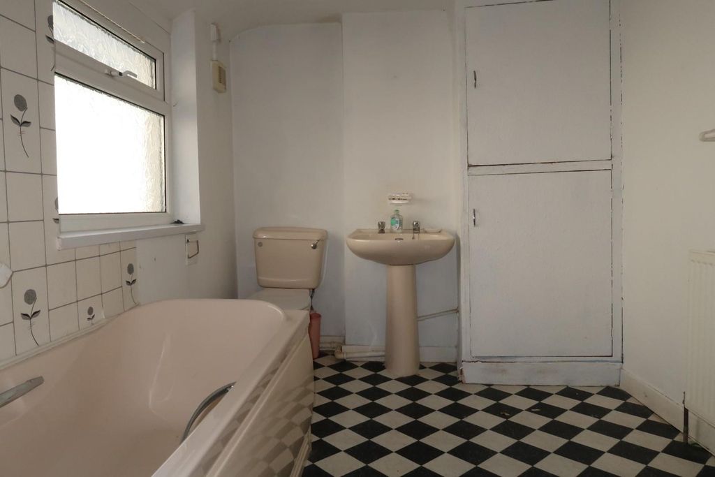 Property photo 3 of 16 Bathroom