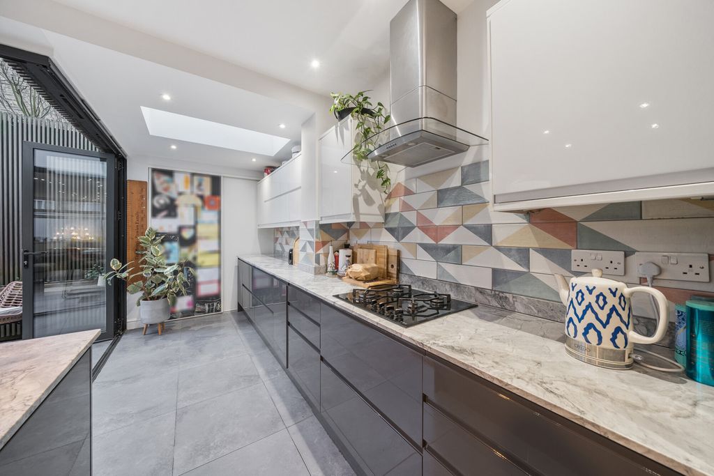 Property photo 2 of 18 Kitchen