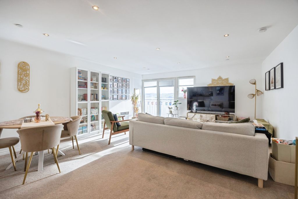 Property photo 3 of 14 Lounge