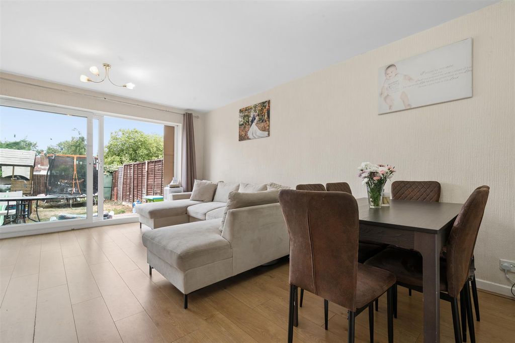Property photo 2 of 13 Southwood Close, Kt4 Reception 1