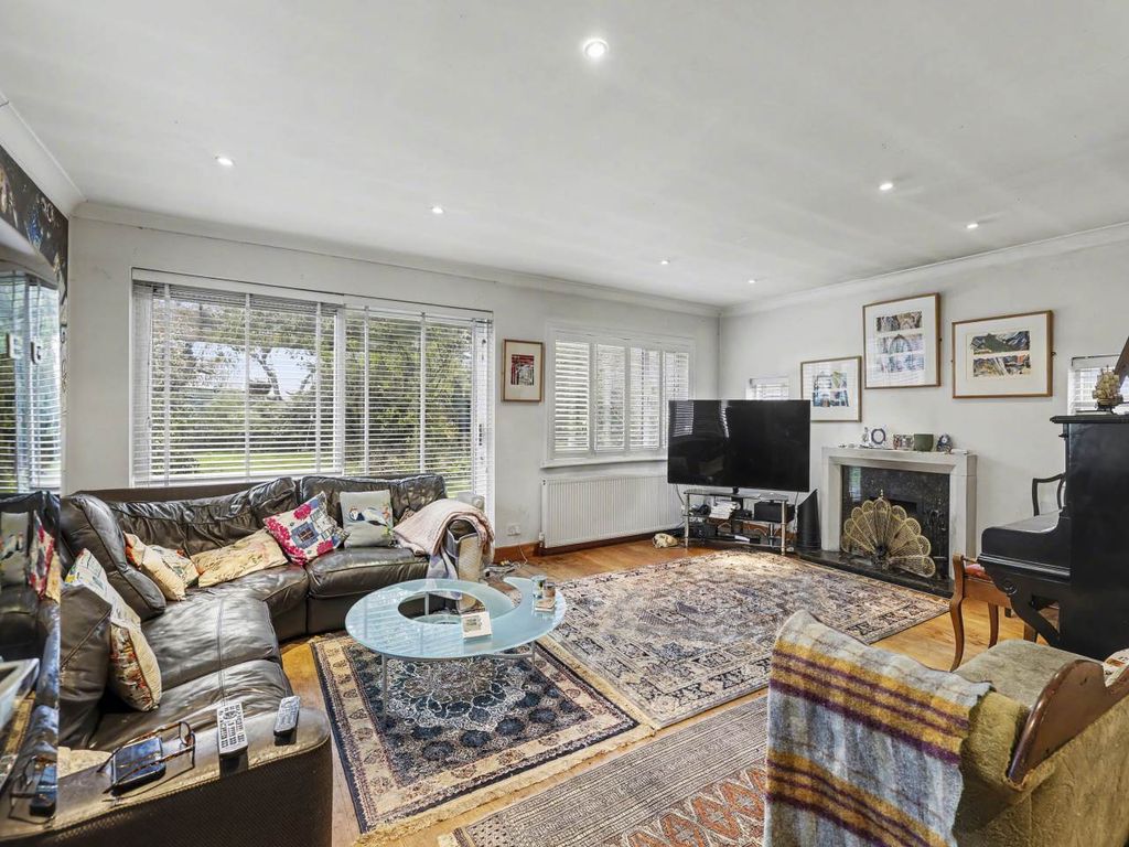 Property photo 2 of 20 Lounge (2)