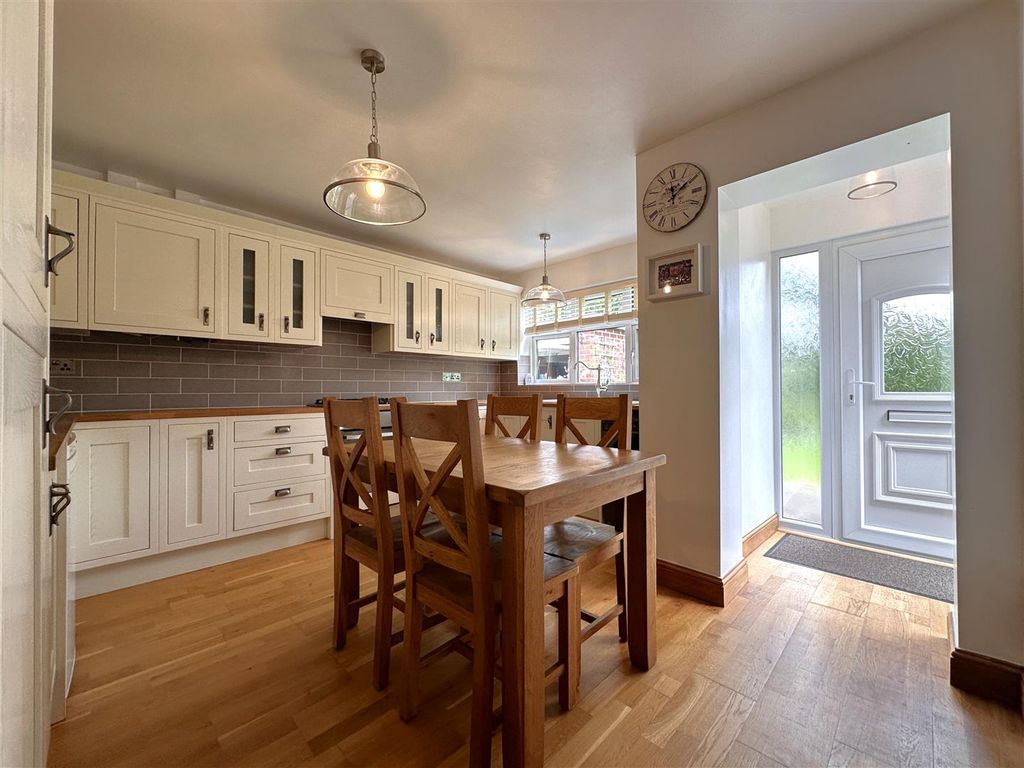 Property photo 2 of 25 Spacious Dining Kitchen 044