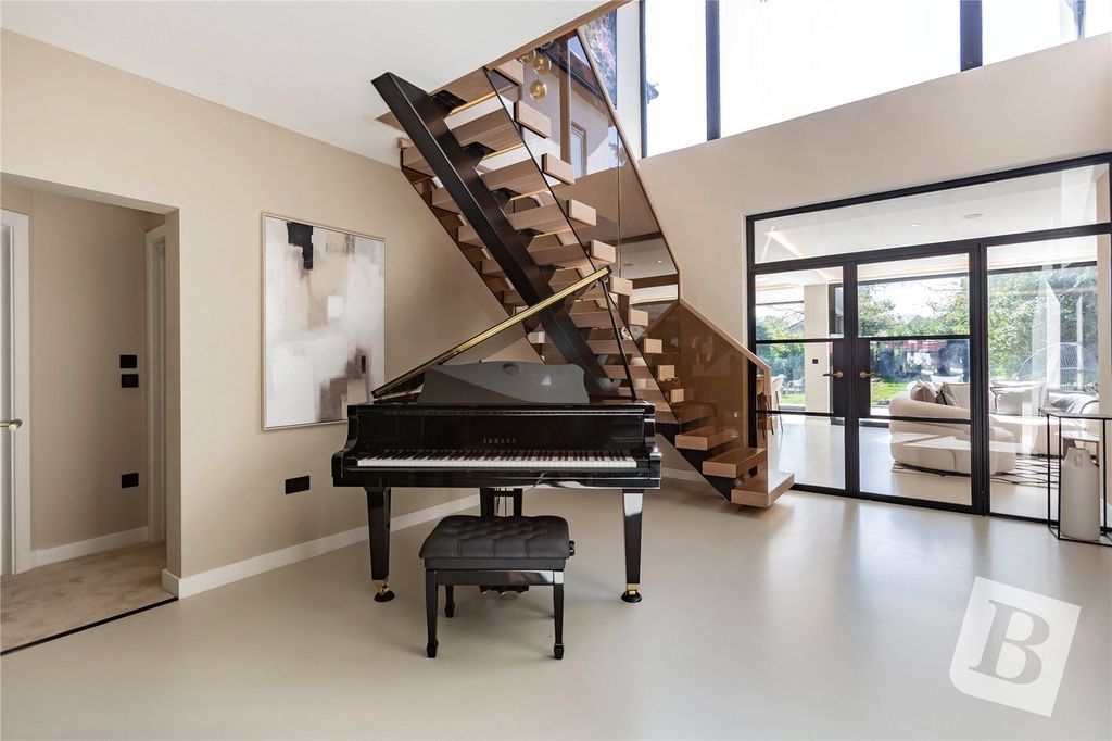 Property photo 3 of 40 Entrance Hall