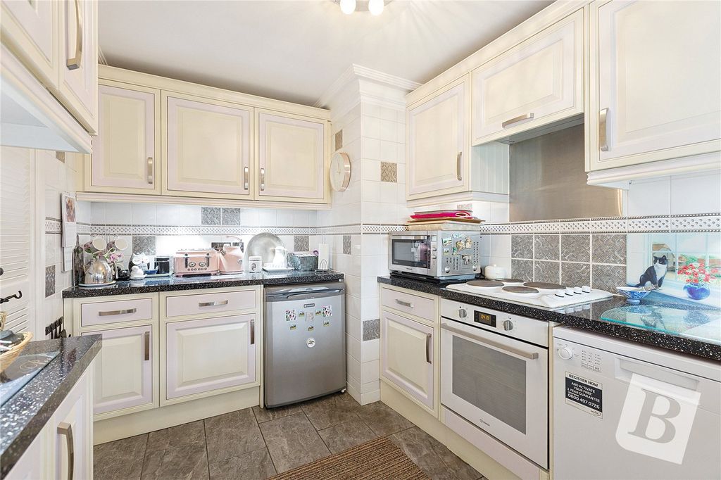 Property photo 3 of 17 Kitchen