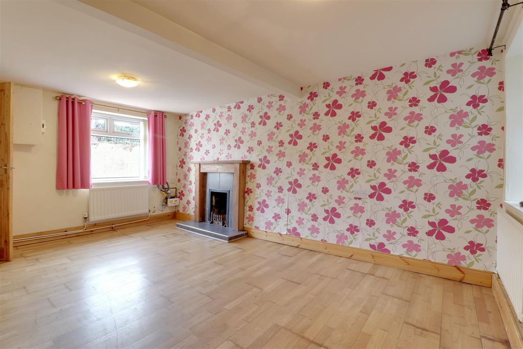 Property photo 3 of 11 Lounge