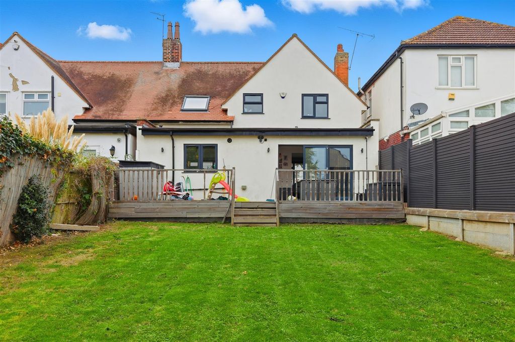 Property photo 3 of 28 Garden