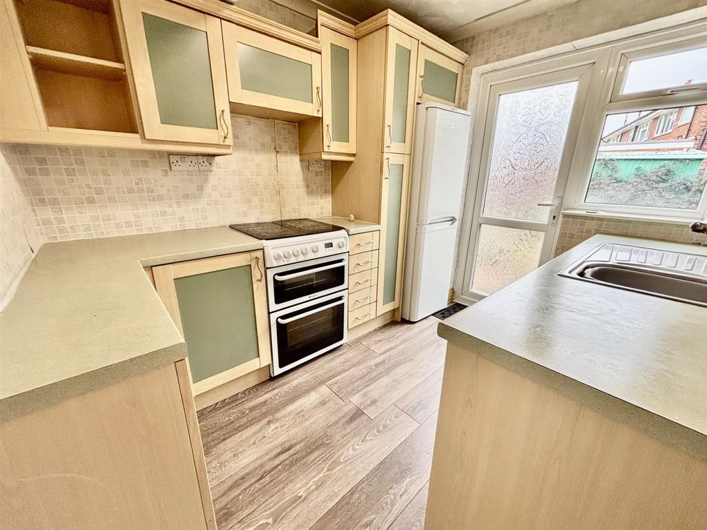 Property photo 2 of 11 Kitchen