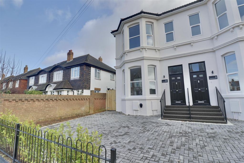 Property photo 2 of 17 5233F589-A9CE-4221-Ad48-7C3Ed99F729A_1_201_A.Jpeg