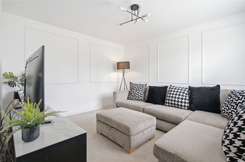 Property photo 3 of 19 Cleugh Rise