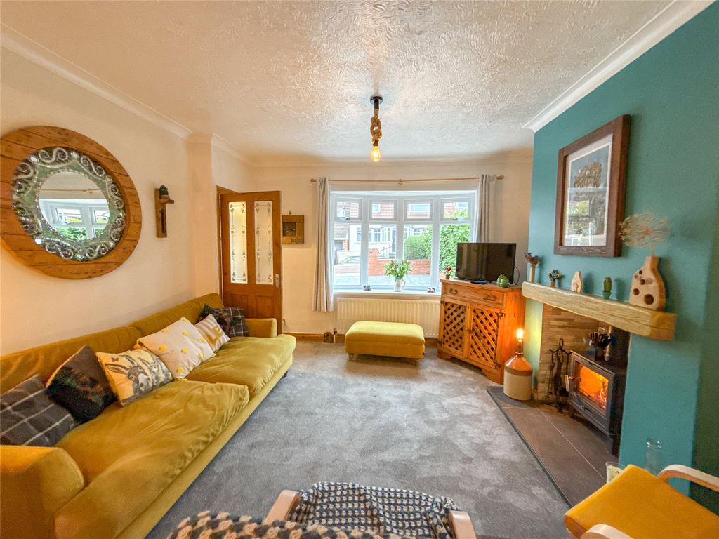 Property photo 2 of 32 Lounge