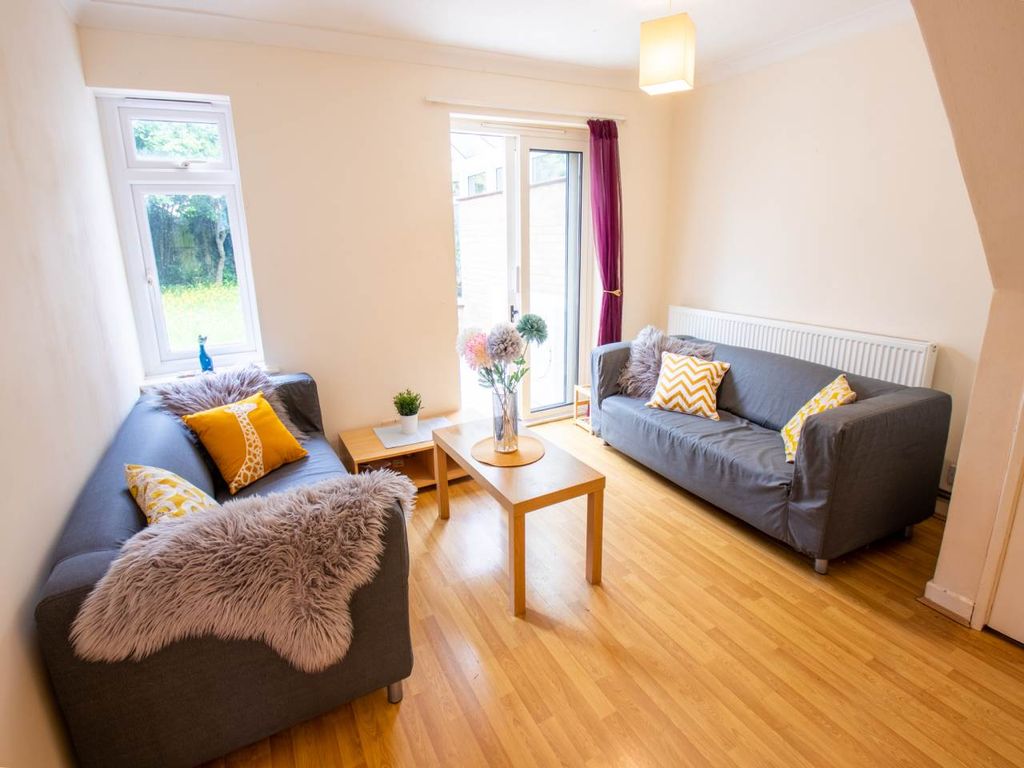 Property photo 1 of 12 Living Room