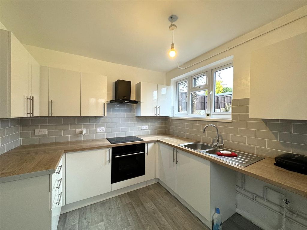 Property photo 2 of 11 Kitchen .Jpg