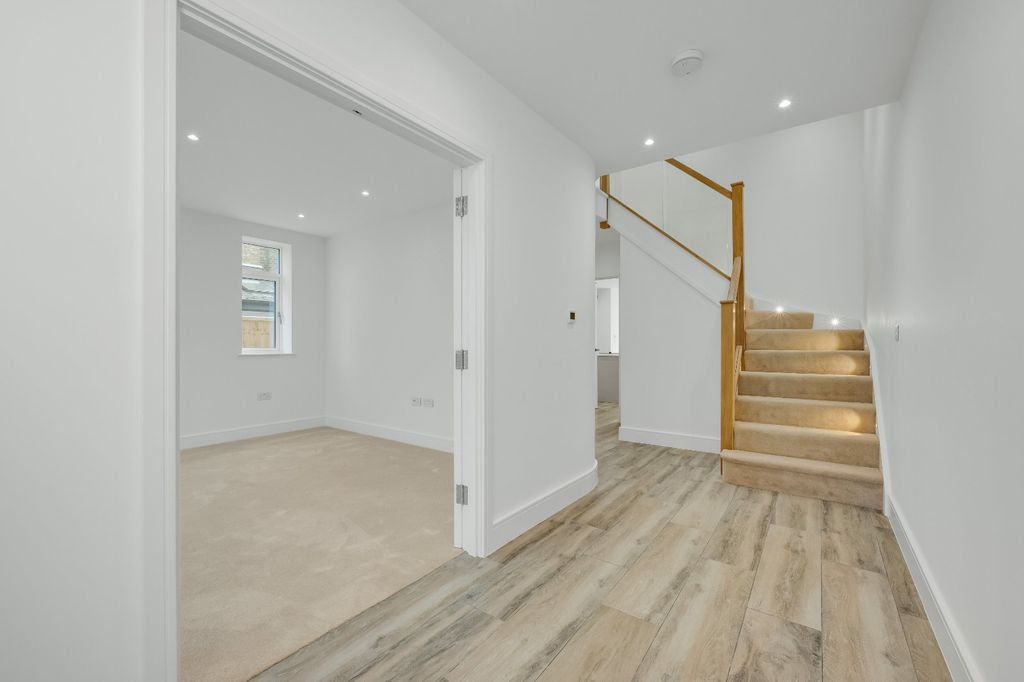 Property photo 2 of 18 Entrance Hall