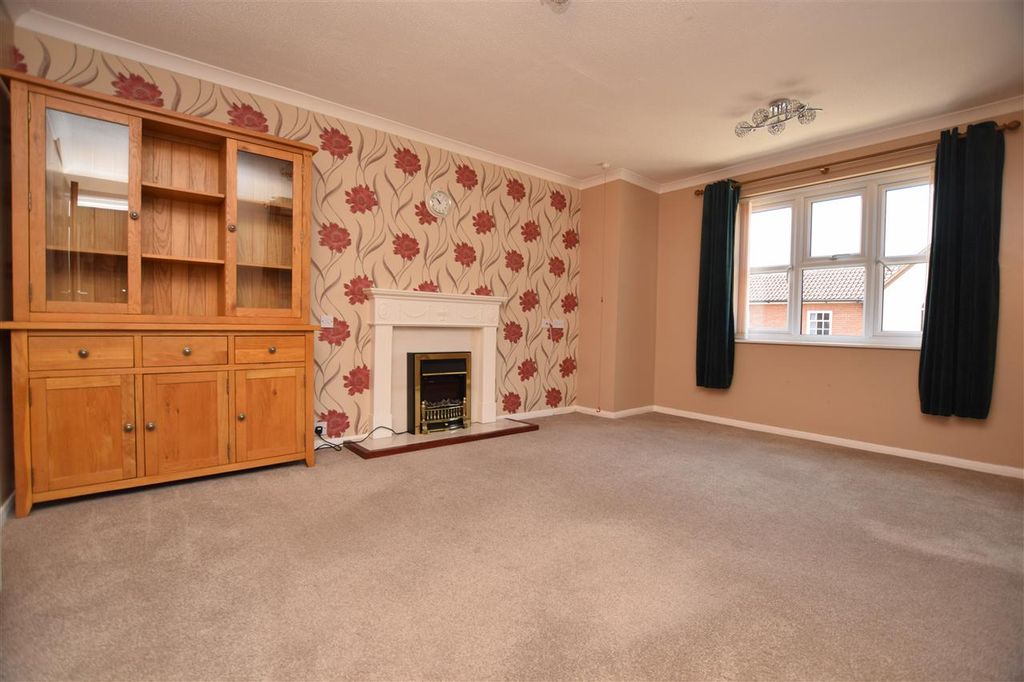 Property photo 3 of 11 Living Room