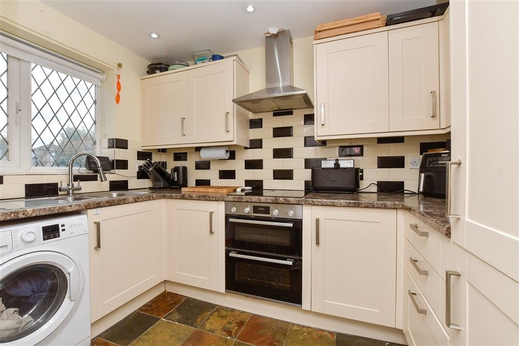 Property photo 3 of 11 Kitchen