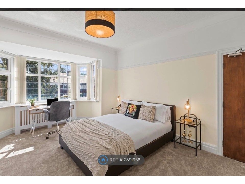 Property photo 1 of 14 £900 - Newly Refurbished Large Room