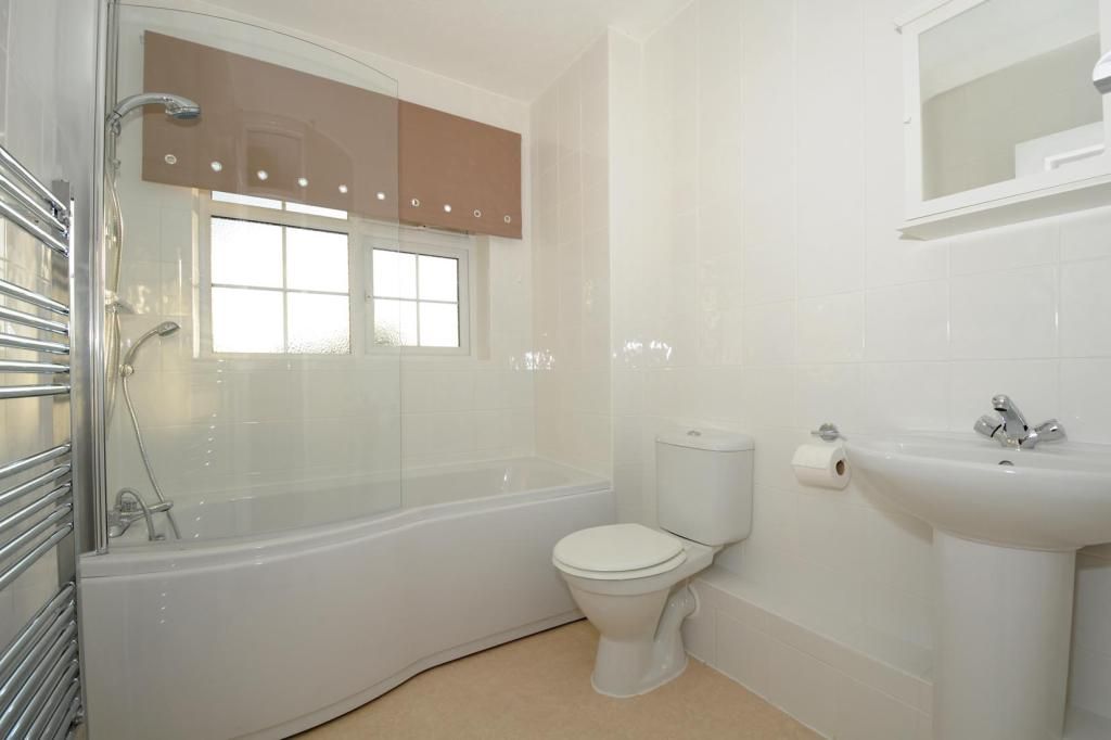 Property photo 2 of 10 Bathroom