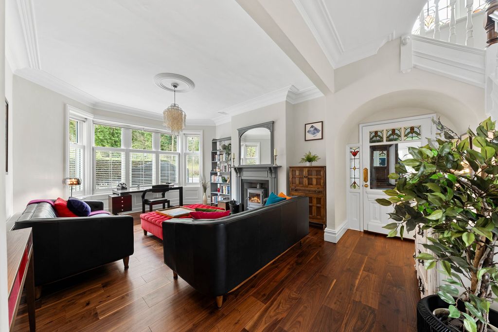 Property photo 2 of 33