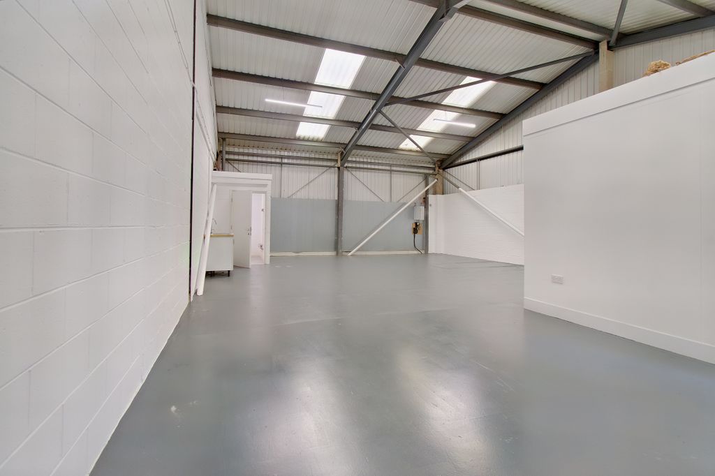 Property photo 3 of 7 8551185-Interior04-800
