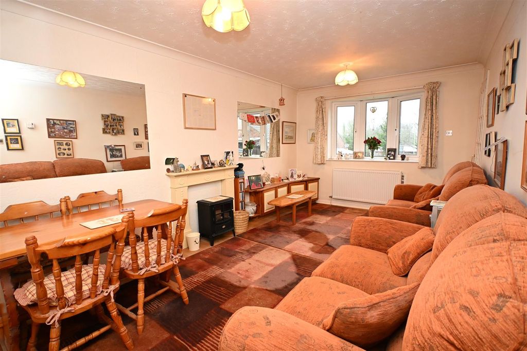 Property photo 2 of 14 Lounge/ Dining