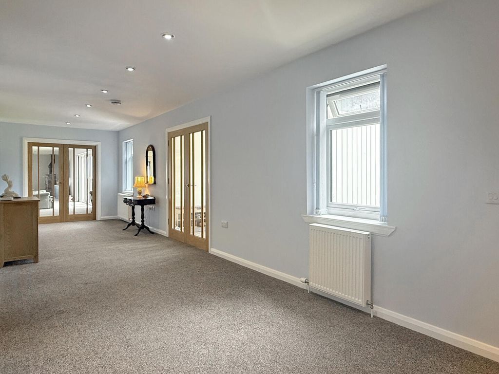 Property photo 3 of 37 Entrance Hall