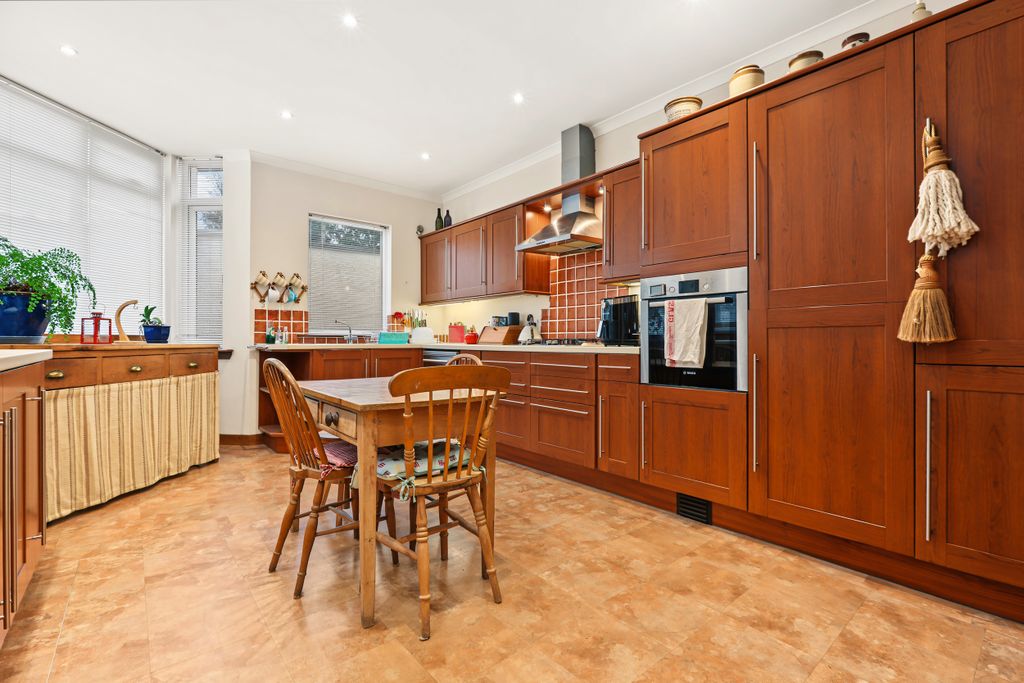 Property photo 2 of 32
