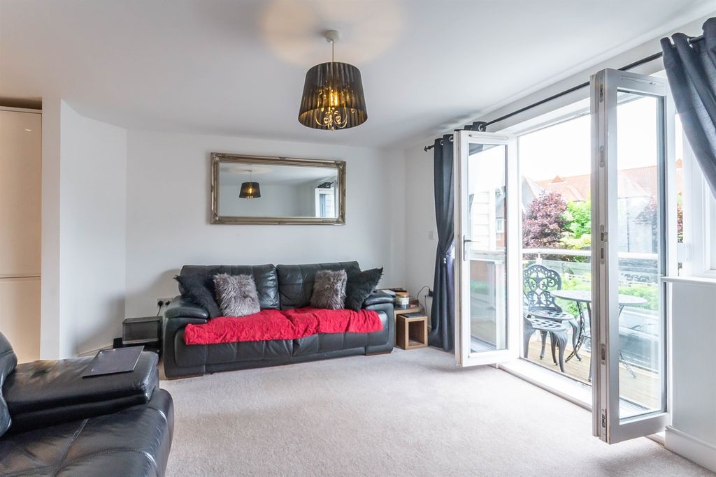 Property photo 2 of 21 Lounge