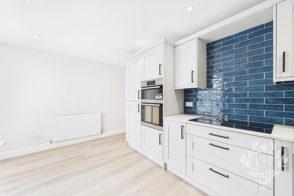 Property photo 3 of 16 Cam01415G0-Pr0437-Still013.Jpg