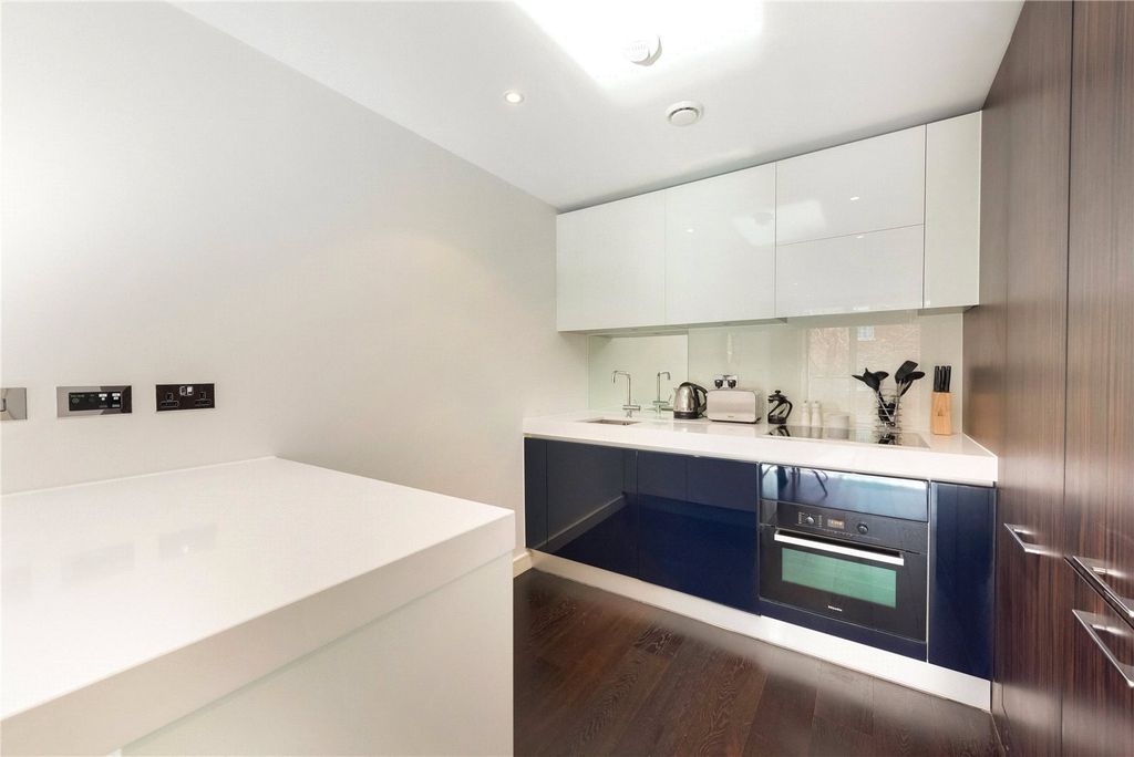 Property photo 2 of 9 Kitchen