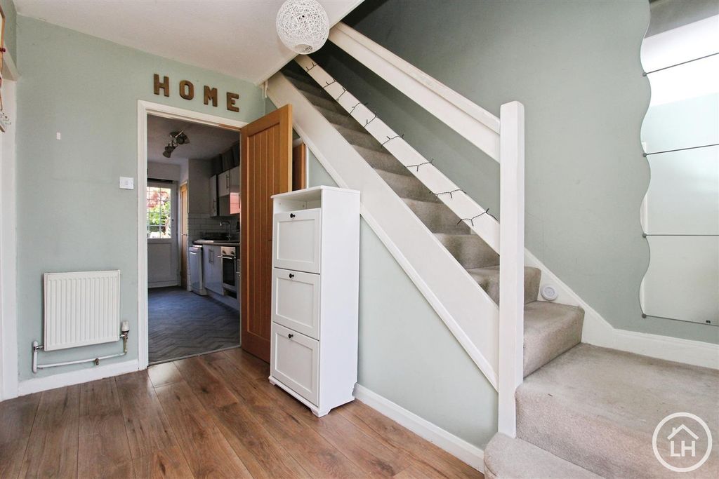 Property photo 2 of 11 Hallway