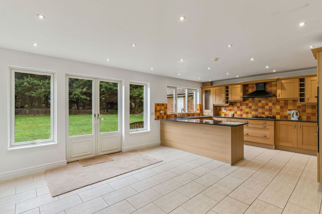 Property photo 2 of 25