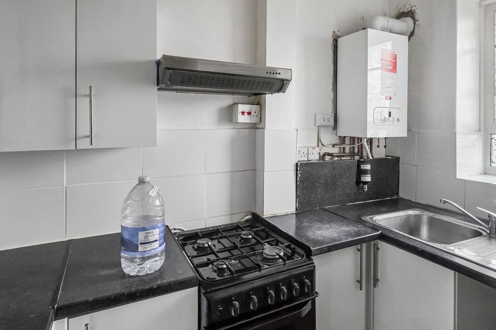 Property photo 3 of 27 Flat 110, Phipps House, Australia Road, London, W12 7Qf