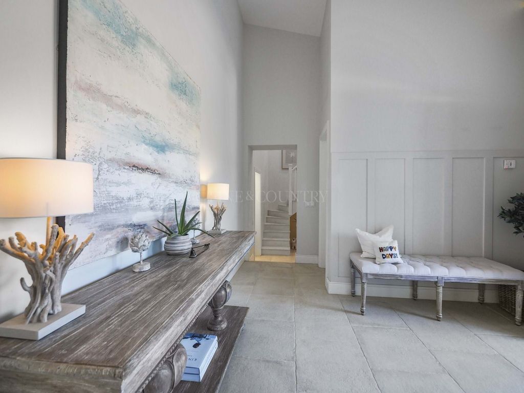 Property photo 2 of 27