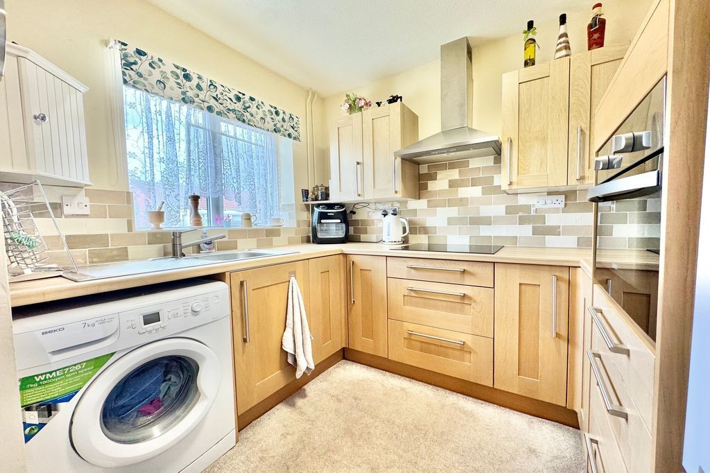 Property photo 3 of 9 Kitchen