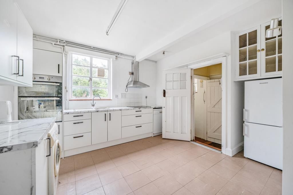 Property photo 2 of 9 Kitchen