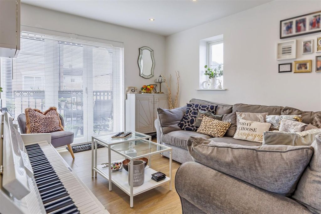 Property photo 3 of 13 61 Buckingham Road (8).Jpg