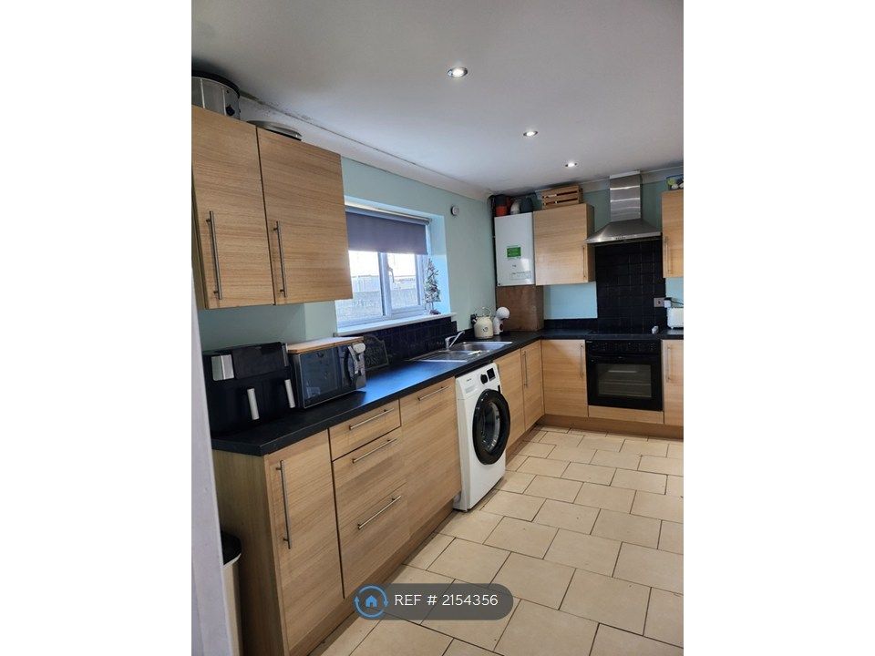 Property photo 3 of 7 Fully Equipped Kitchen