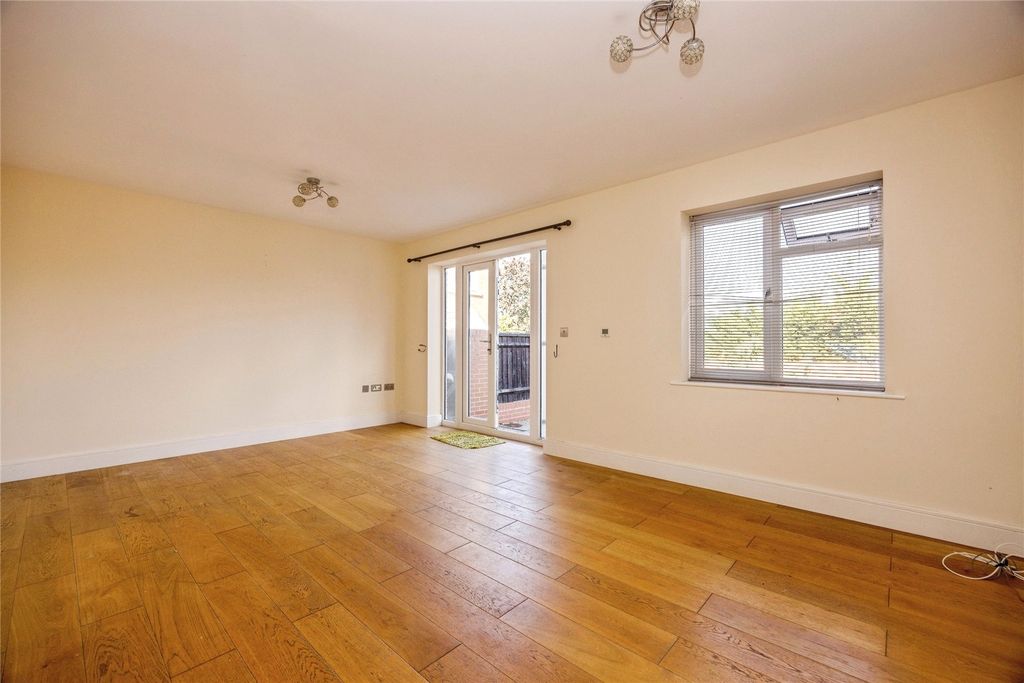 Property photo 2 of 11 Picture No. 24