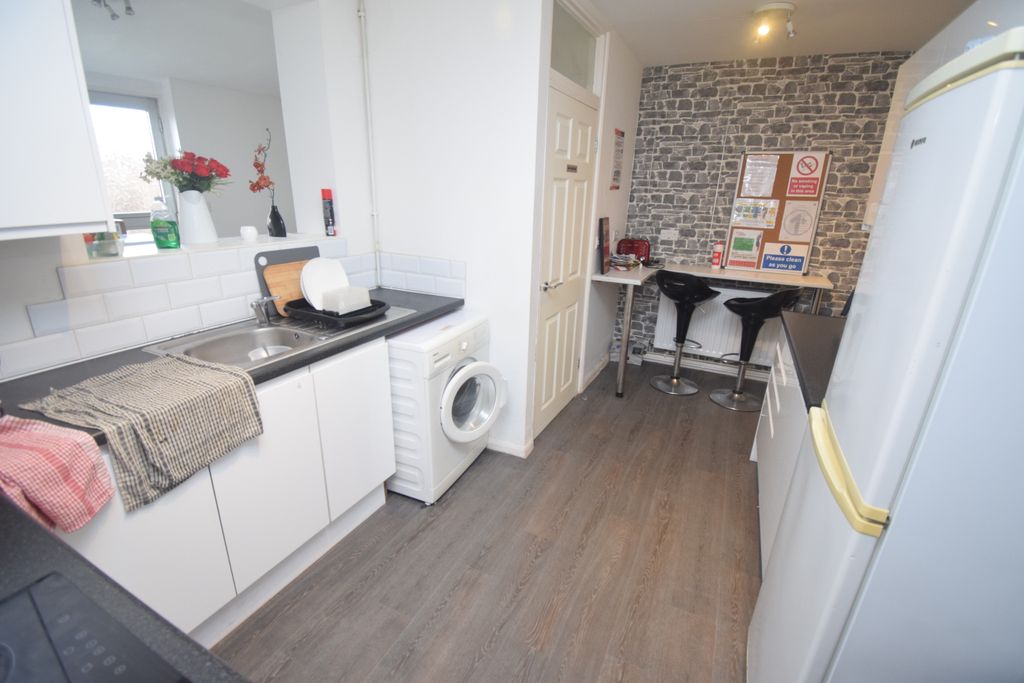 Property photo 3 of 10 Kit Breakfast 1