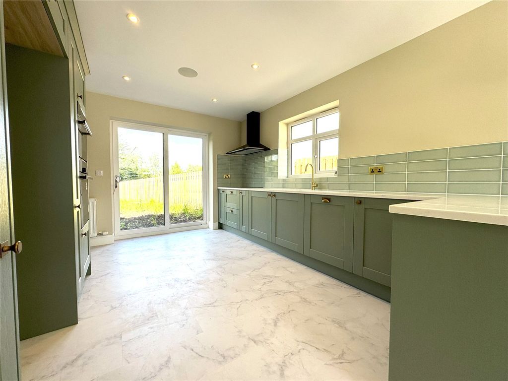 Property photo 3 of 11 Kitchen