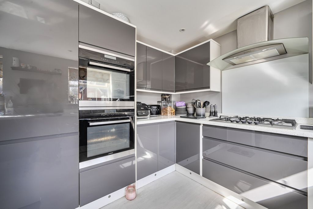 Property photo 1 of 16 1514267-13-6A9077...