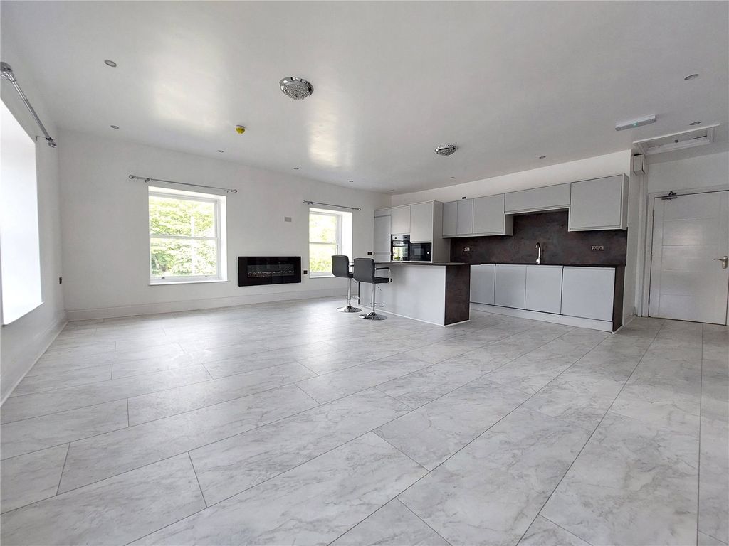 Property photo 1 of 21 Large Corner Flat