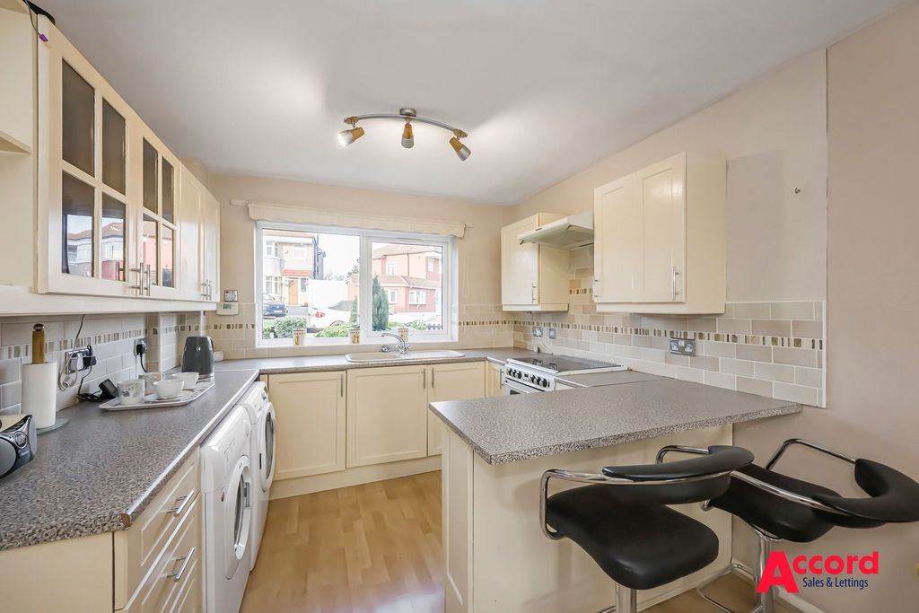 Property photo 2 of 23